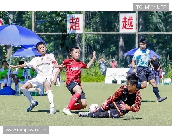 qy球友会体育：组织多样化的足球训练营帮助球友提升技术水平